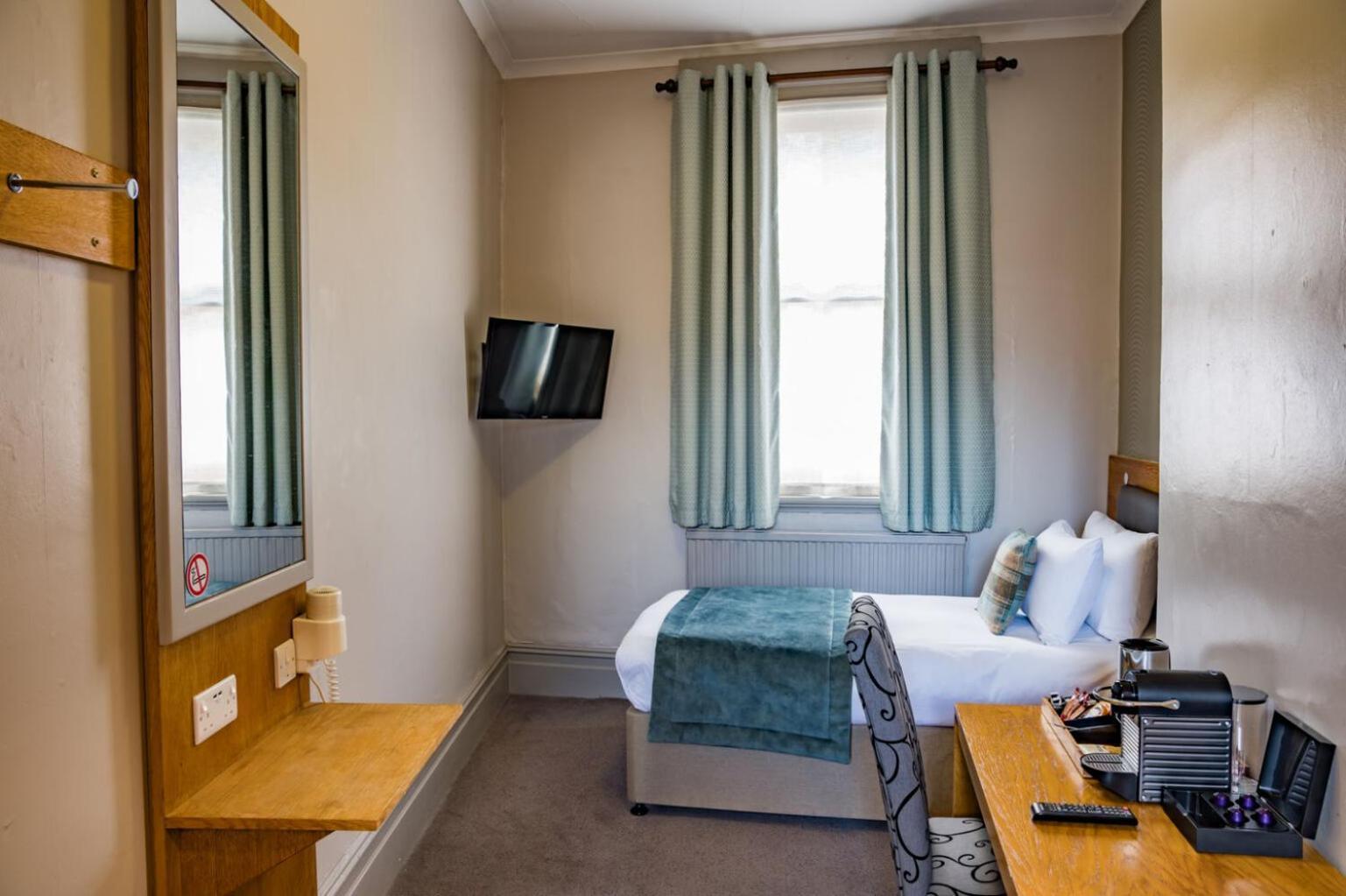 The Goddard Arms Hotell Swindon Exteriör bild